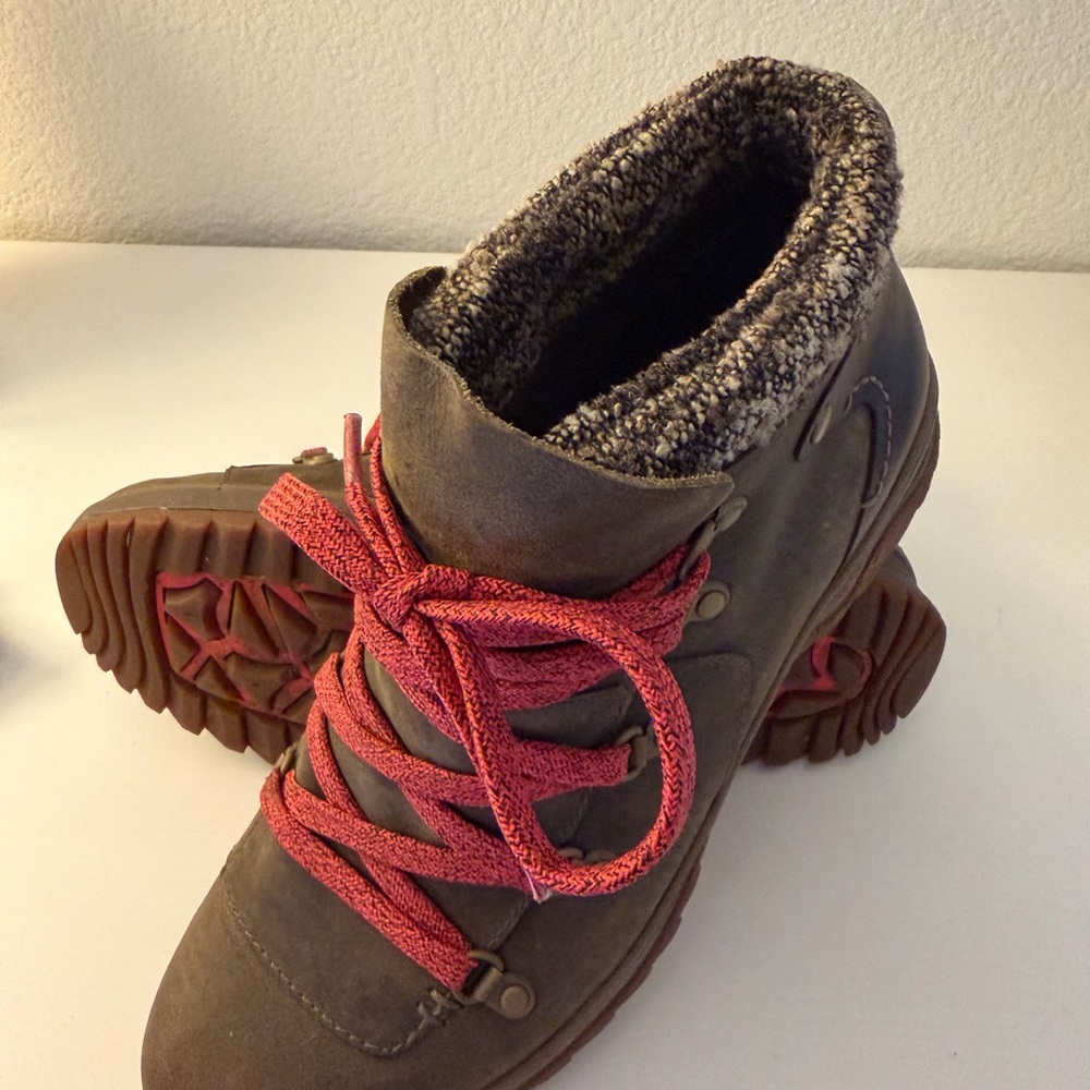 Merrell Women's Brown Hiking Boots with Red Laces - Picture 2 of 2